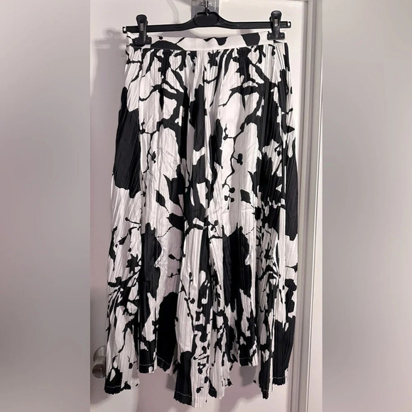NWOT Salvatore Ferragamo Black & White Pleated Silk Midi Skirt Size 42 (6) - Picture 3 of 10